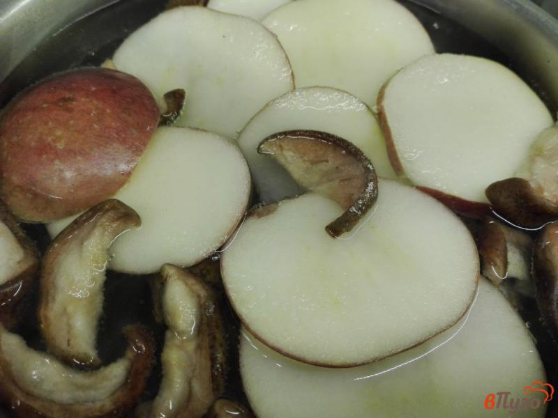 Фото приготовление рецепта: Компот из сушеной груши и свежего яблока шаг №3
