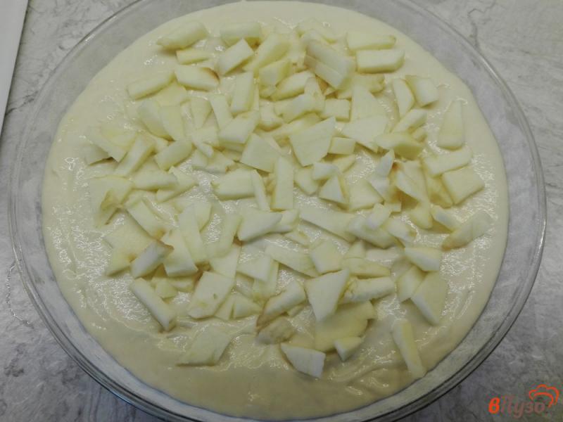 Фото приготовление рецепта: Пирог с яблоком и черникой шаг №7