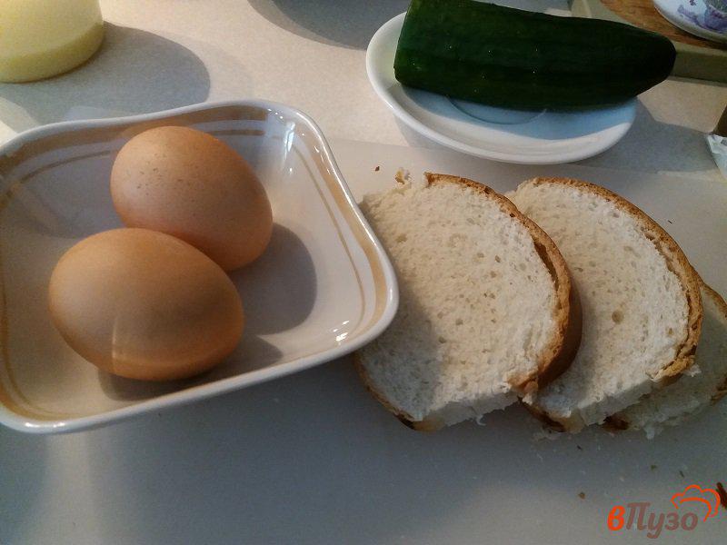 Фото приготовление рецепта: Тосты с форелью и яйцом шаг №1