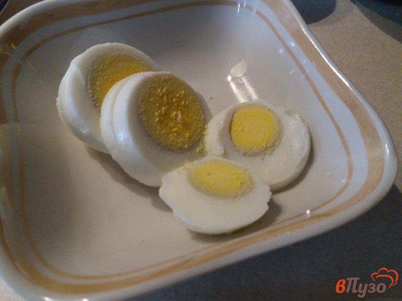 Фото приготовление рецепта: Тосты с форелью и яйцом шаг №3