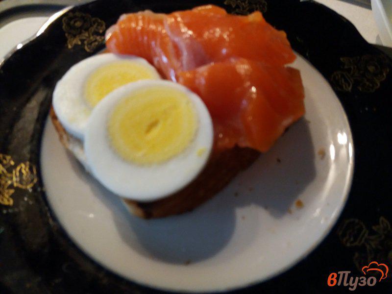 Фото приготовление рецепта: Тосты с форелью и яйцом шаг №7