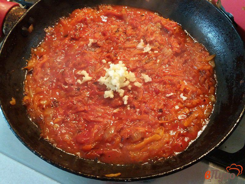 Фото приготовление рецепта: Щи из свежей капусты с томатно-чесночной заправкой шаг №7