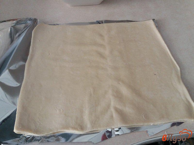 Фото приготовление рецепта: Пирог из слоеного теста с сосисками шаг №1