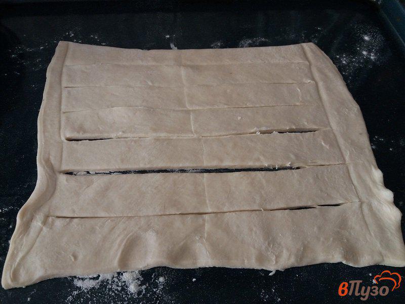 Фото приготовление рецепта: Пирог из слоеного теста с сосисками шаг №4