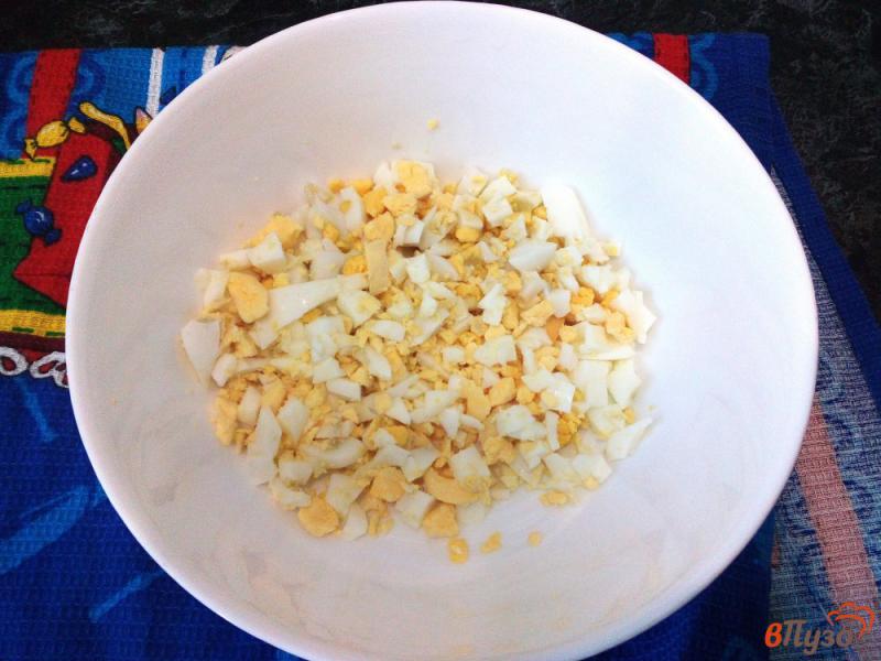 Фото приготовление рецепта: Салат с капустой, яйцами и консервированной кукурузой шаг №1