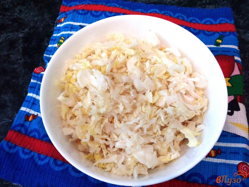 Фото приготовление рецепта: Салат с капустой, яйцами и консервированной кукурузой шаг №3