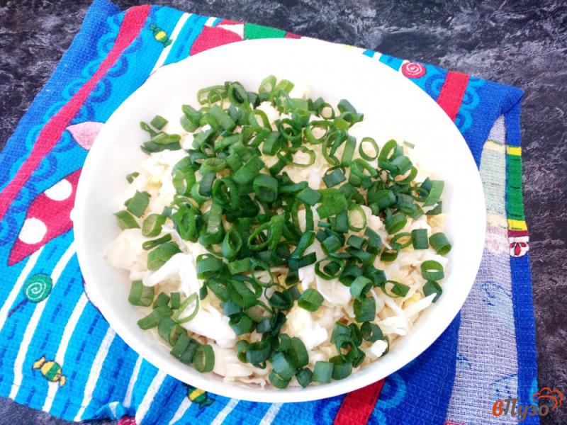 Фото приготовление рецепта: Салат с капустой, яйцами и консервированной кукурузой шаг №4