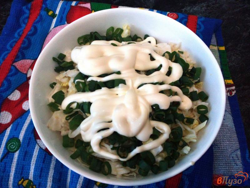 Фото приготовление рецепта: Салат с капустой, яйцами и консервированной кукурузой шаг №5