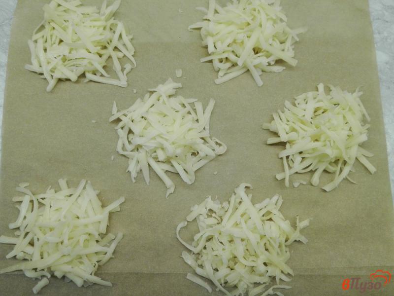 Фото приготовление рецепта: Сырные чипсы с оливками шаг №1