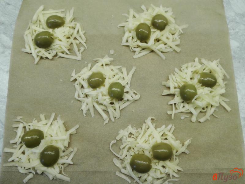 Фото приготовление рецепта: Сырные чипсы с оливками шаг №2