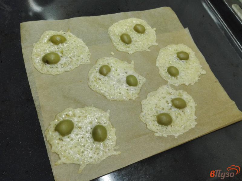 Фото приготовление рецепта: Сырные чипсы с оливками шаг №3