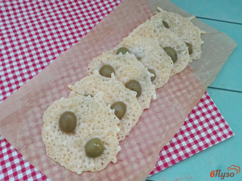 Фото приготовление рецепта: Сырные чипсы с оливками шаг №4