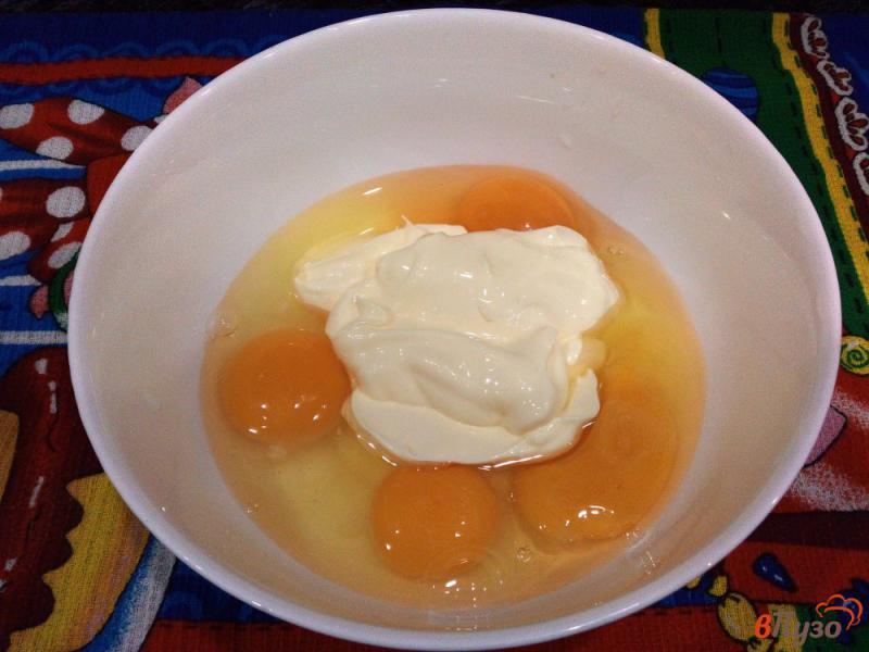 Фото приготовление рецепта: Открытый майонезно-яичный пирог с сосисками и сыром шаг №2