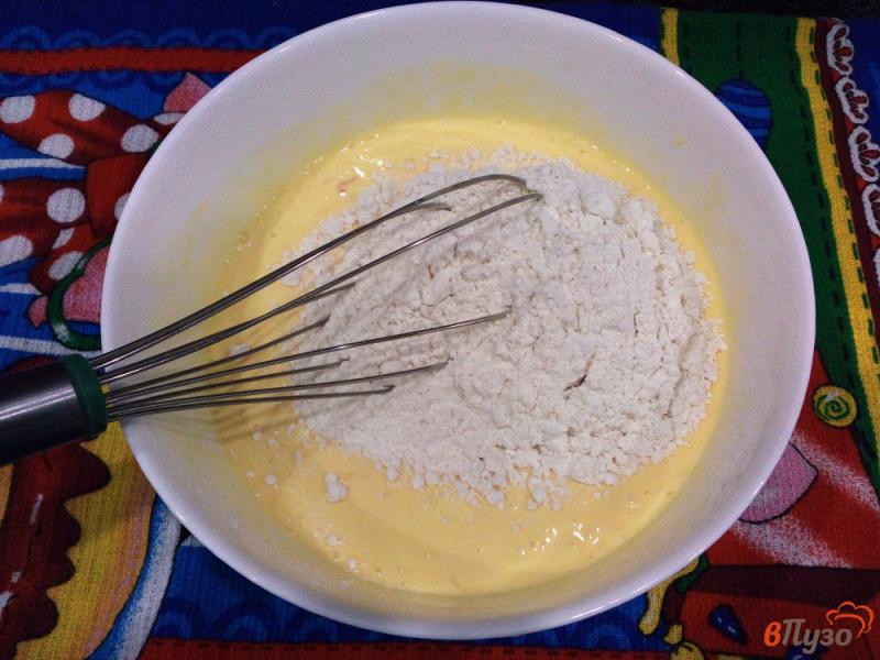 Фото приготовление рецепта: Открытый майонезно-яичный пирог с сосисками и сыром шаг №3