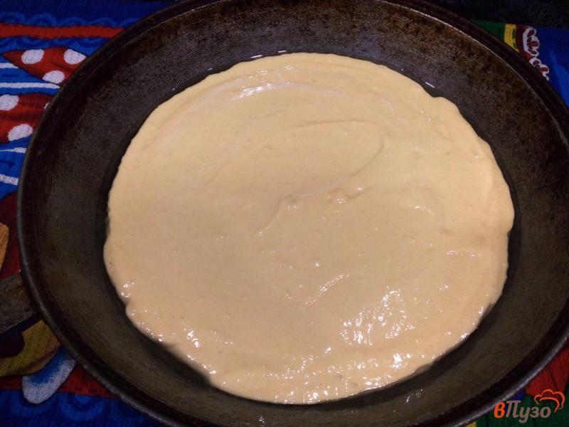 Фото приготовление рецепта: Открытый майонезно-яичный пирог с сосисками и сыром шаг №4