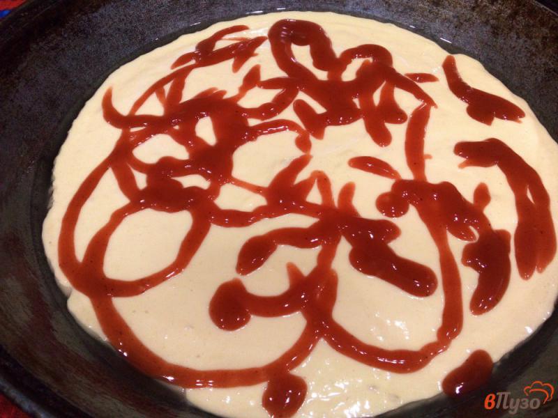 Фото приготовление рецепта: Открытый майонезно-яичный пирог с сосисками и сыром шаг №5