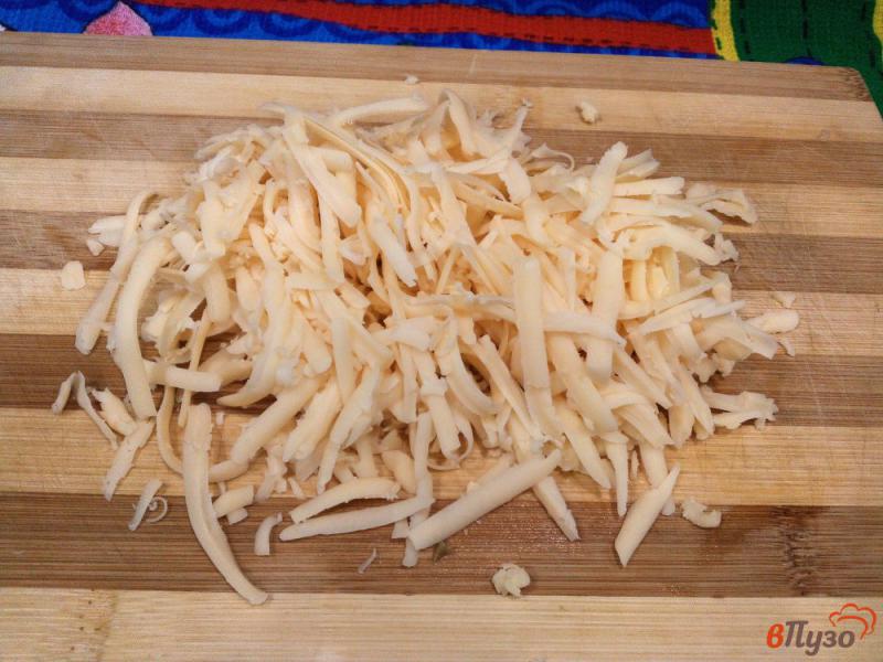 Фото приготовление рецепта: Открытый майонезно-яичный пирог с сосисками и сыром шаг №9