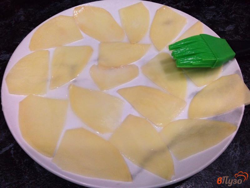 Фото приготовление рецепта: Домашние чипсы с паприкой в микроволновке шаг №3