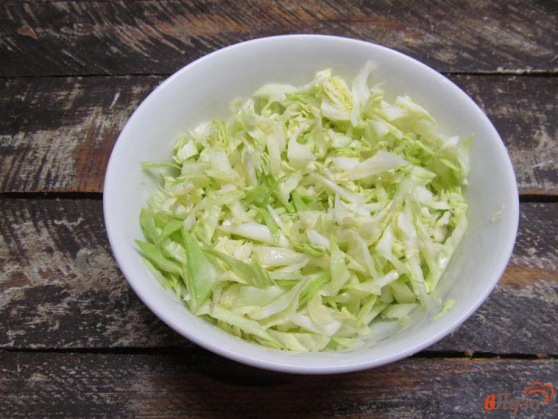 Фото приготовление рецепта: Салат из молодой капусты с мятой яблоком и сыром фета шаг №2