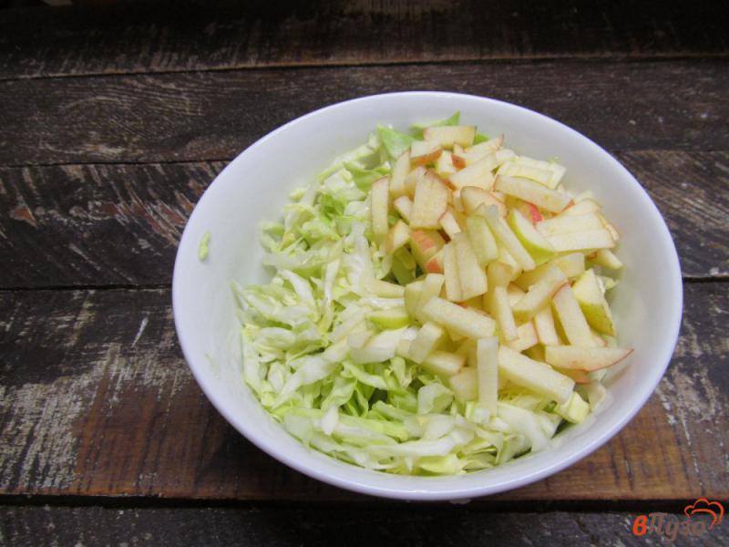 Фото приготовление рецепта: Салат из молодой капусты с мятой яблоком и сыром фета шаг №3