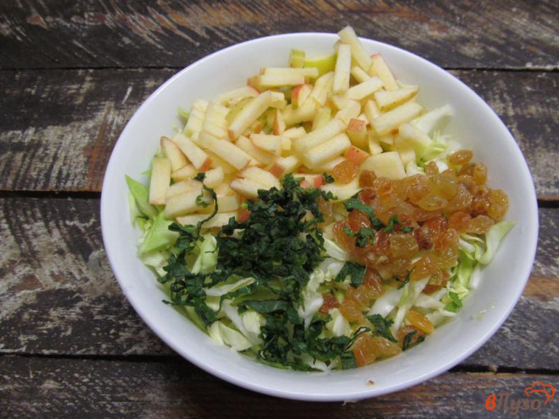 Фото приготовление рецепта: Салат из молодой капусты с мятой яблоком и сыром фета шаг №4