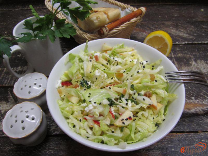 Фото приготовление рецепта: Салат из молодой капусты с мятой яблоком и сыром фета шаг №6
