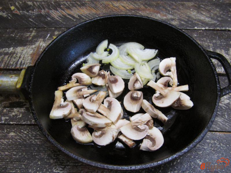 Фото приготовление рецепта: Кукурузная каша с колбасой и грибами шаг №3