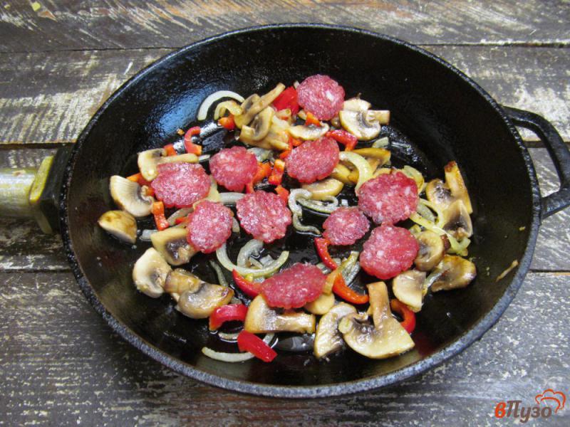 Фото приготовление рецепта: Кукурузная каша с колбасой и грибами шаг №5