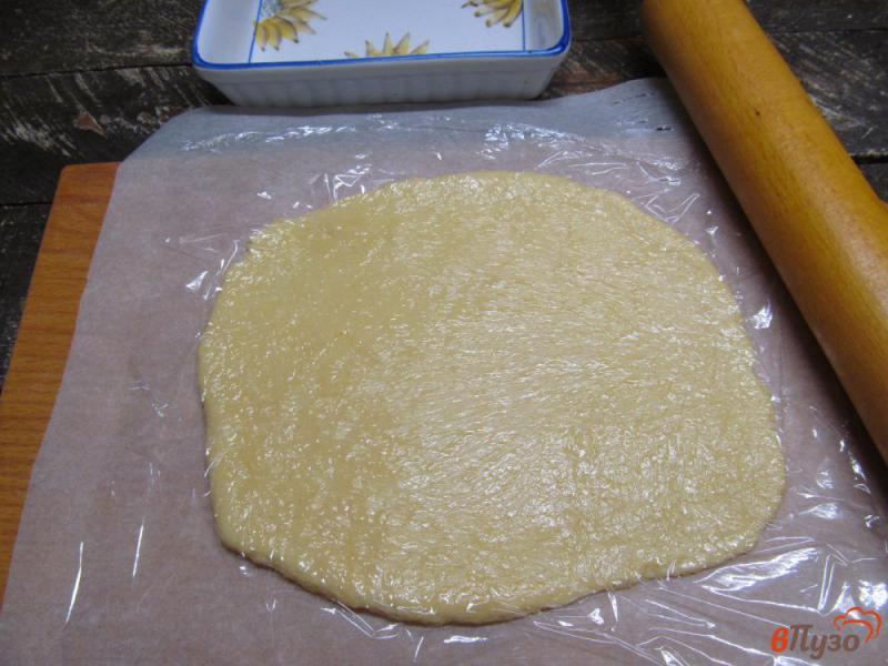 Фото приготовление рецепта: Тертый пирог с творогом и вишней шаг №5