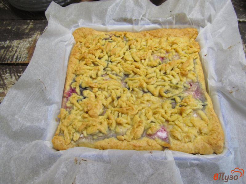 Фото приготовление рецепта: Тертый пирог с творогом и вишней шаг №14