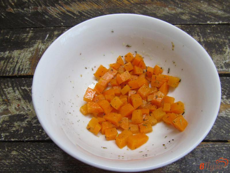 Фото приготовление рецепта: Салат из вареной моркови с колбасой и сухарями шаг №1