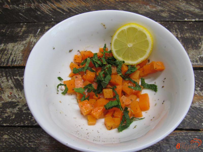 Фото приготовление рецепта: Салат из вареной моркови с колбасой и сухарями шаг №2