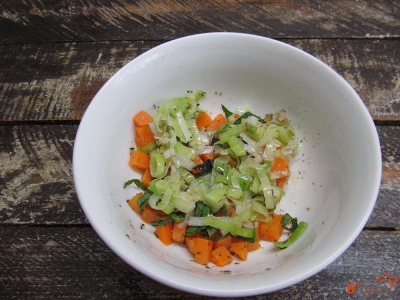 Фото приготовление рецепта: Салат из вареной моркови с колбасой и сухарями шаг №5