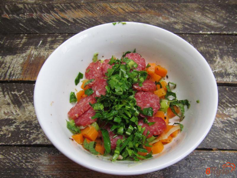Фото приготовление рецепта: Салат из вареной моркови с колбасой и сухарями шаг №7