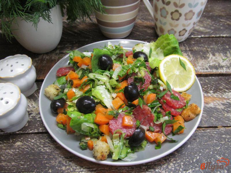Фото приготовление рецепта: Салат из вареной моркови с колбасой и сухарями шаг №9
