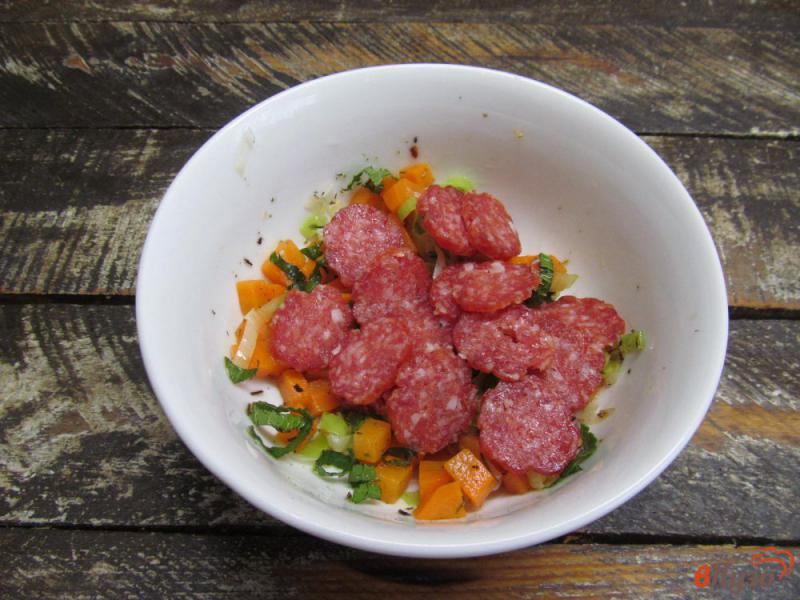 Фото приготовление рецепта: Салат из вареной моркови с колбасой и сухарями шаг №6