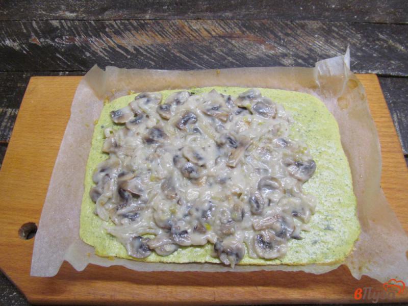 Фото приготовление рецепта: Яичный рулет с грибной начинкой шаг №9