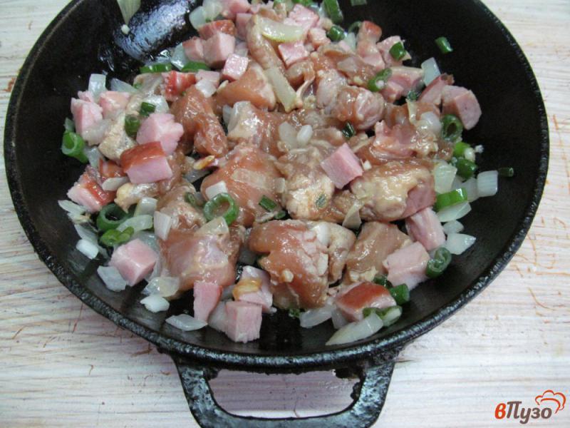 Фото приготовление рецепта: Тушеное куриное филе с ветчиной в сливочном соусе шаг №3