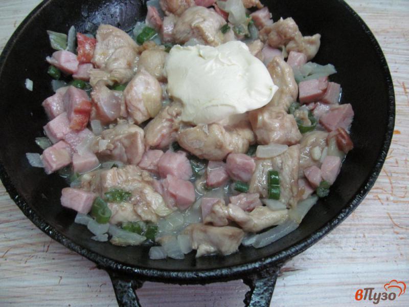 Фото приготовление рецепта: Тушеное куриное филе с ветчиной в сливочном соусе шаг №4