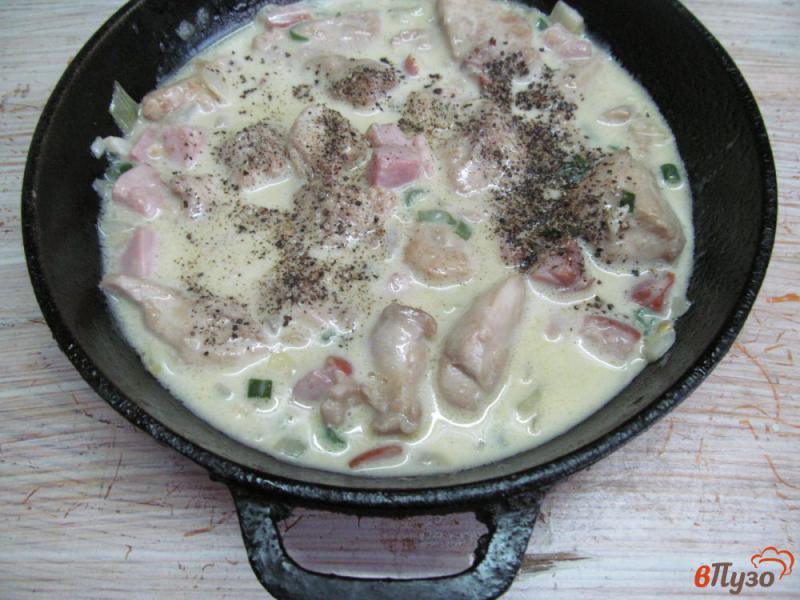Фото приготовление рецепта: Тушеное куриное филе с ветчиной в сливочном соусе шаг №5
