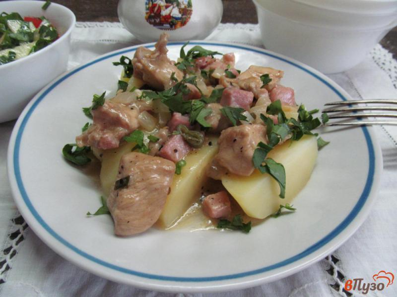 Фото приготовление рецепта: Тушеное куриное филе с ветчиной в сливочном соусе шаг №6