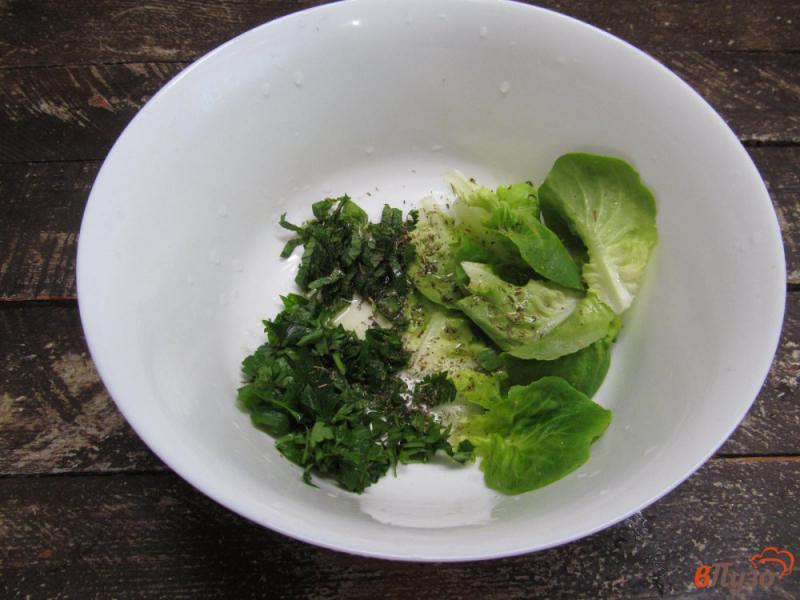 Фото приготовление рецепта: Помидорный салат с сыром бри и семечками шаг №1