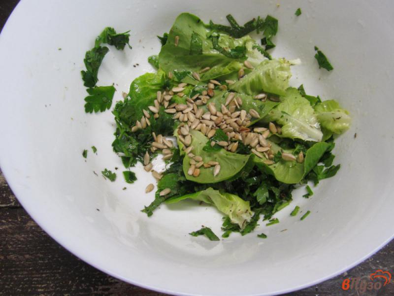 Фото приготовление рецепта: Помидорный салат с сыром бри и семечками шаг №2
