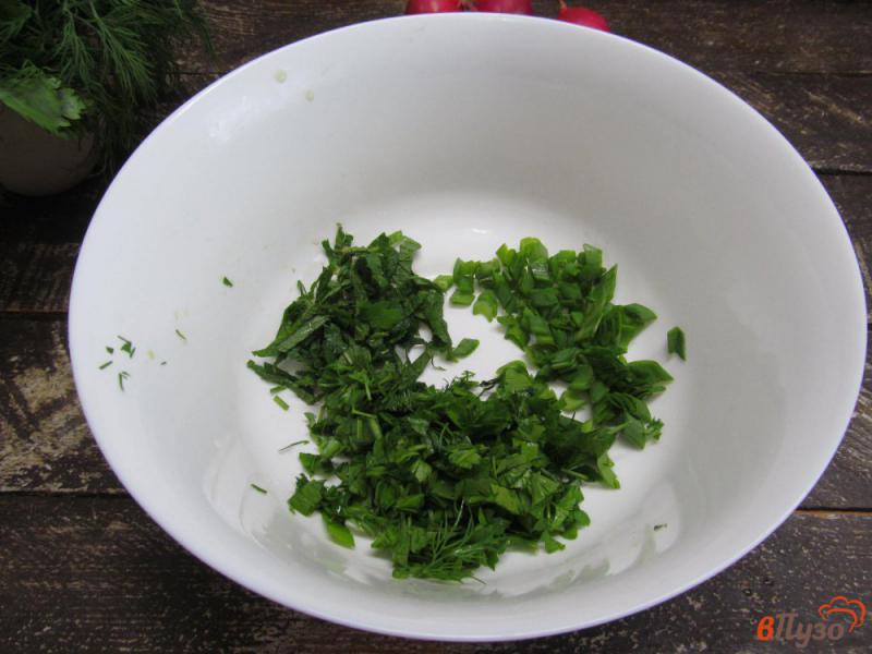 Фото приготовление рецепта: Салат «Майский» из зелени с редисом шаг №3