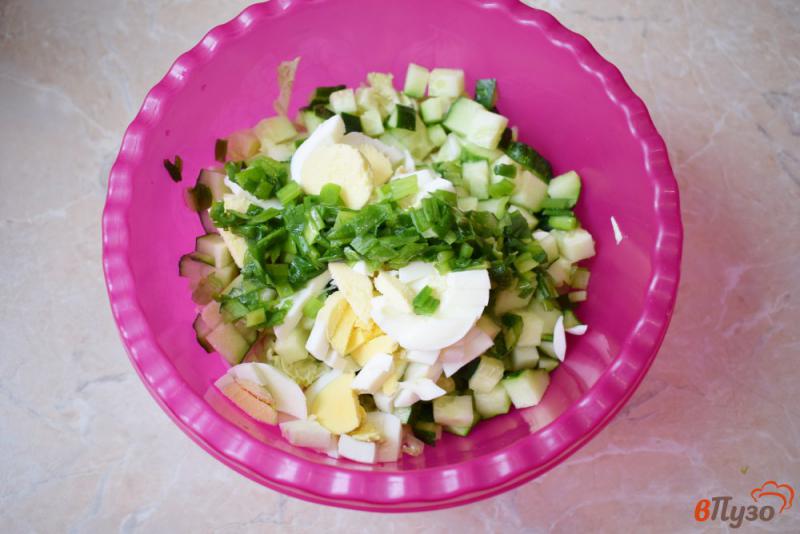 Фото приготовление рецепта: Весенний салат с пекинской капустой и огурцом шаг №3
