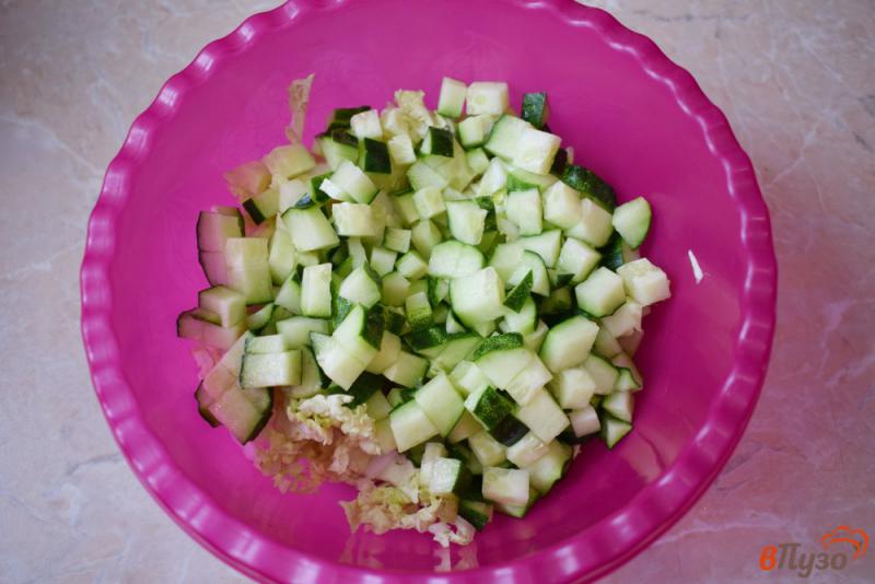Фото приготовление рецепта: Весенний салат с пекинской капустой и огурцом шаг №2