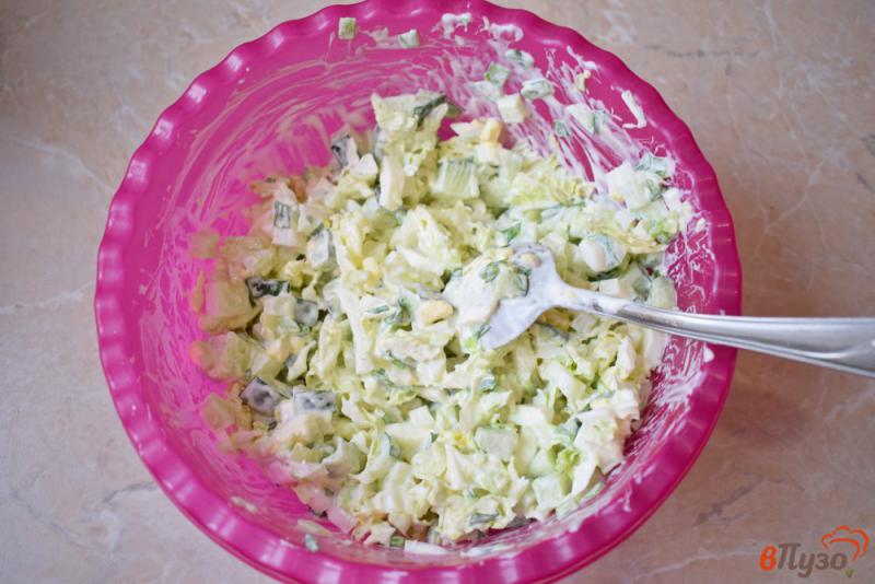 Фото приготовление рецепта: Весенний салат с пекинской капустой и огурцом шаг №4