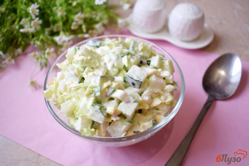 Фото приготовление рецепта: Весенний салат с пекинской капустой и огурцом шаг №5