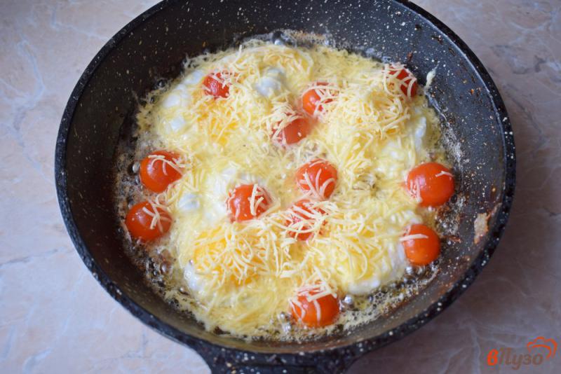 Фото приготовление рецепта: Яичница с тушенкой, помидорами и сыром шаг №5