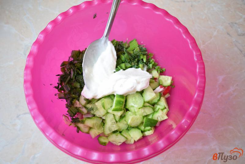 Фото приготовление рецепта: Весенний салат из овощей с редисом шаг №4